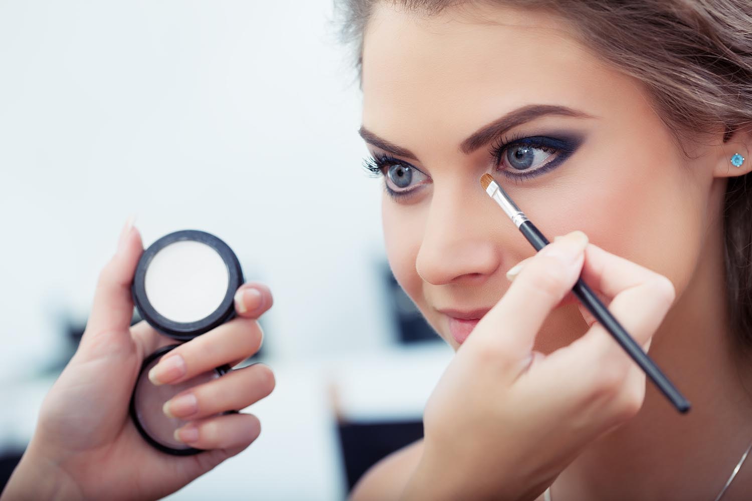 Consejos de maquillaje para lucir más joven | Esteticamente